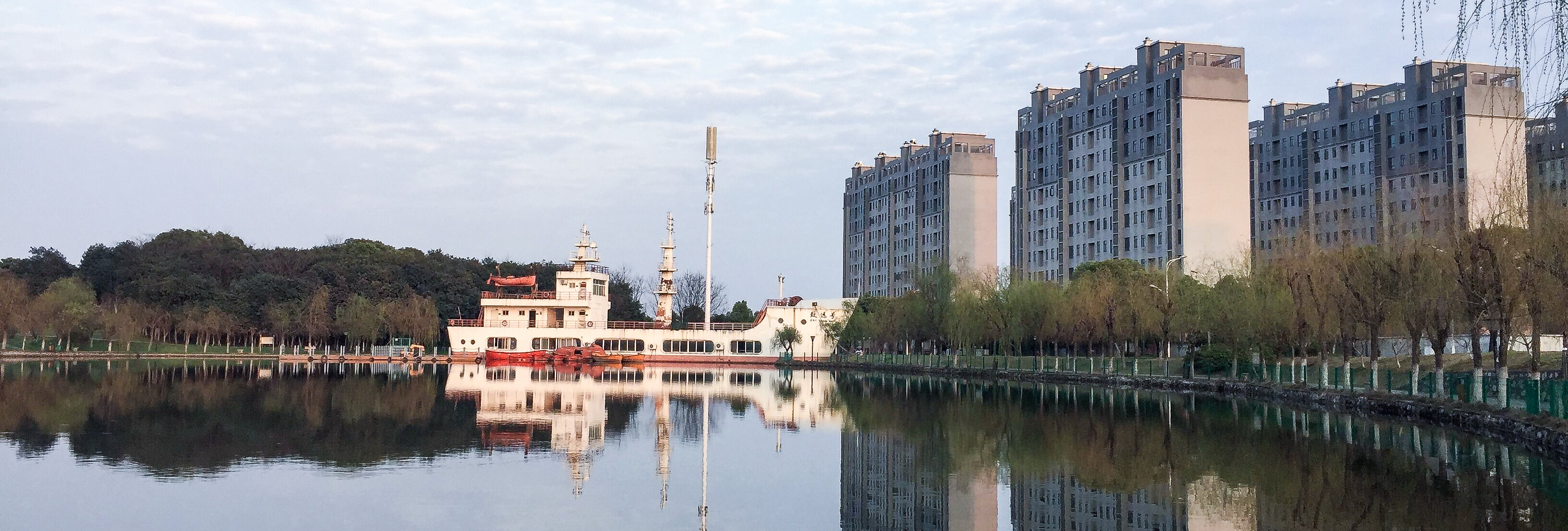 绿野徘徊月 晴天断续云 绿野徘徊月 晴天断续云